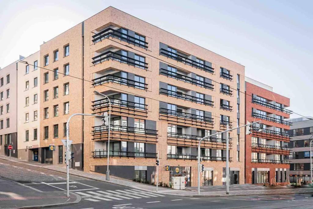 Newly Built Apartment With Balcony, Ac And Free Indoor Garage Prague Exterior photo