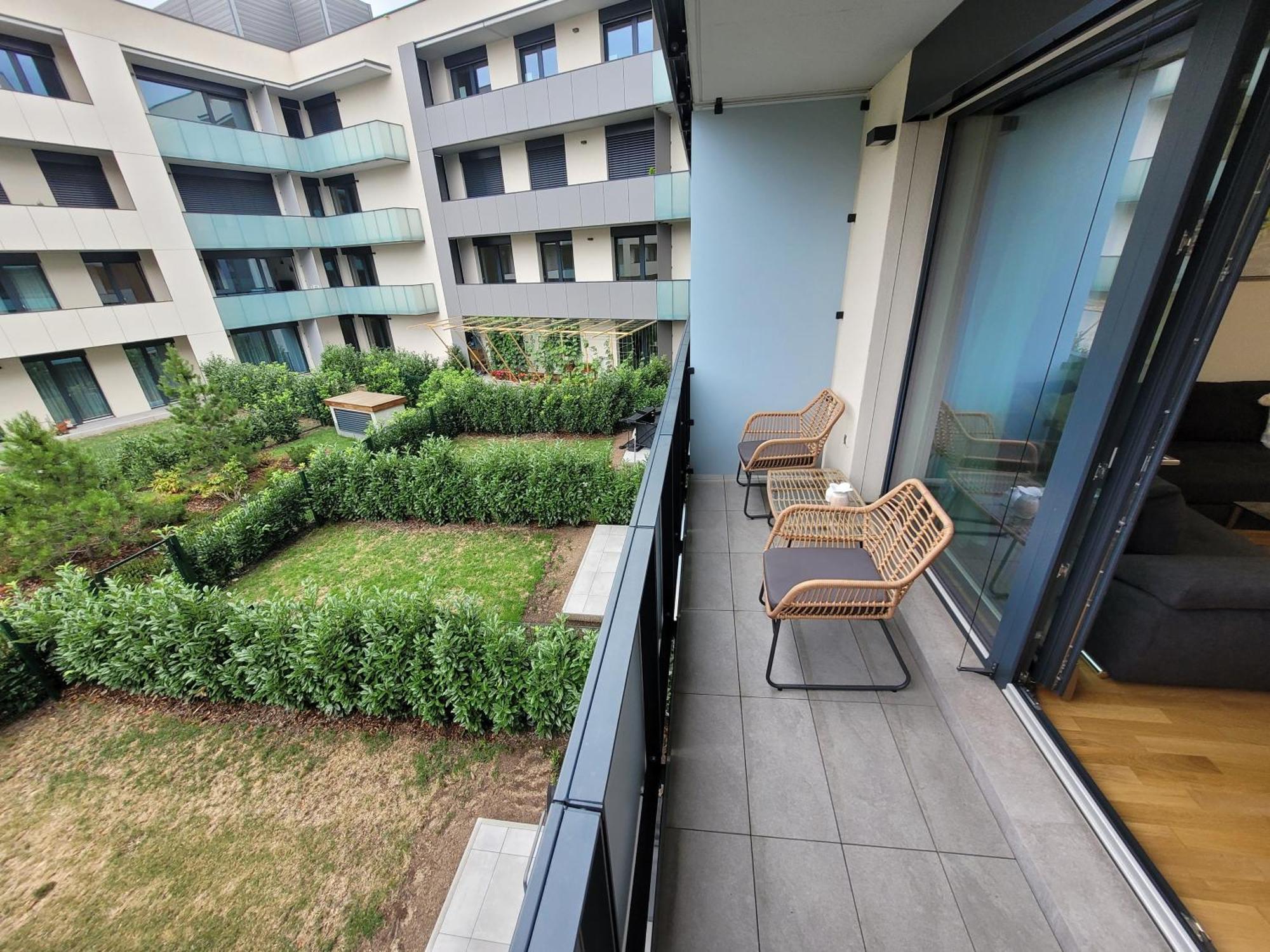 Newly Built Apartment With Balcony, Ac And Free Indoor Garage Prague Exterior photo